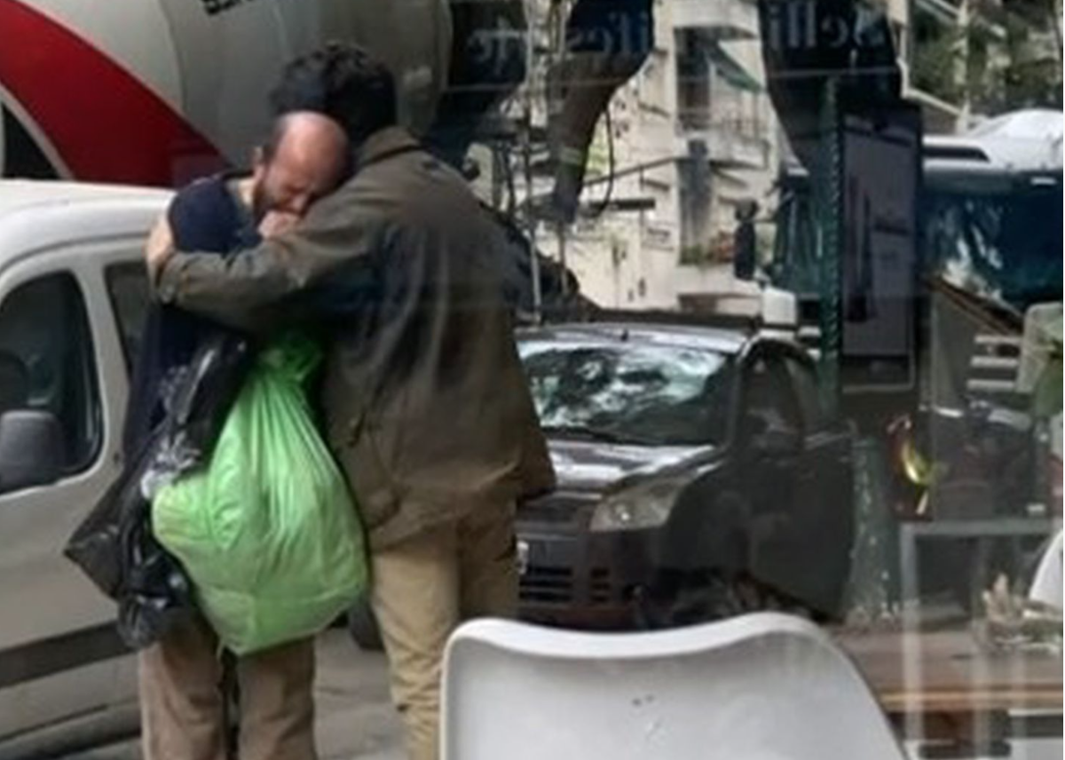 Ayudó a un indigente y conmovió a todos: No me abraces porque tengo olor