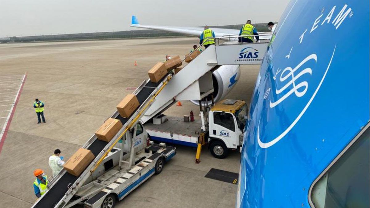 Regresó el primer vuelo que trajo 14 toneladas de insumos médicos desde Shangai