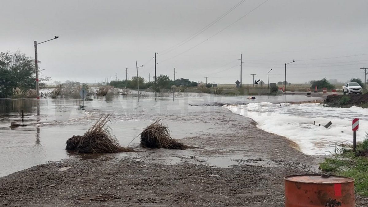 La ruta provincial 80 a la altura del canal San Eugenio totalmente cortada
