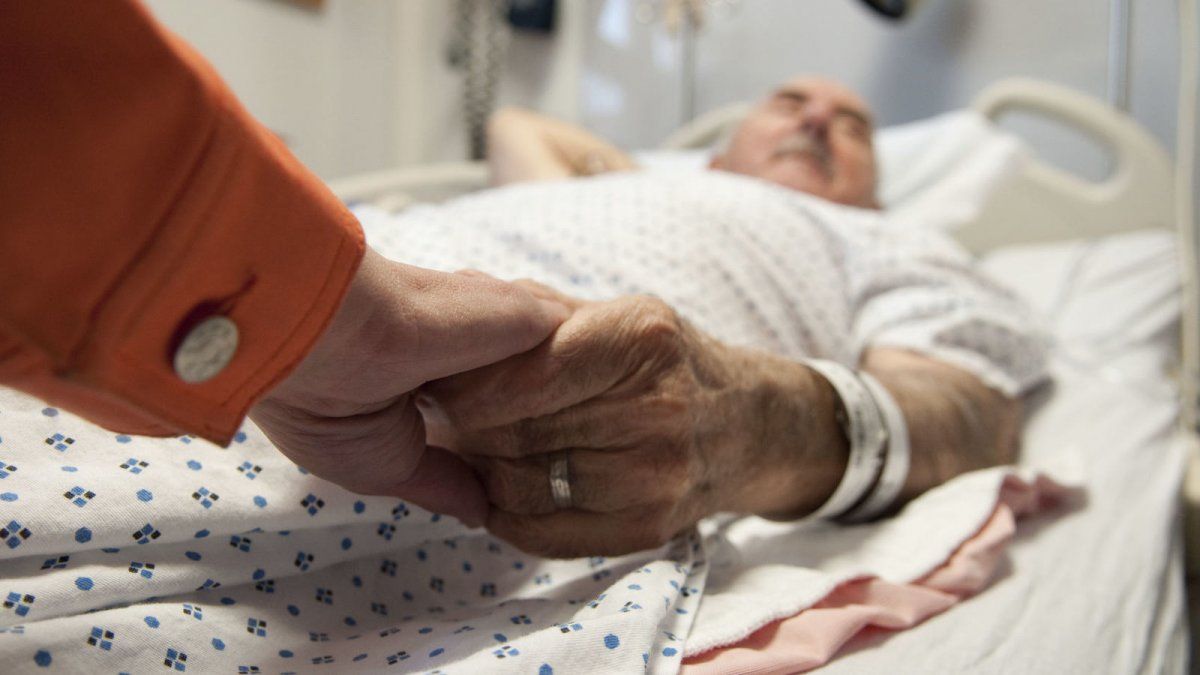 La cartera sanitaria propuso facilitar el acceso del paciente internado por Covid-19 a&nbsp;un teléfono celular u otro dispositivo que posibilite el contacto&nbsp;con sus seres queridos