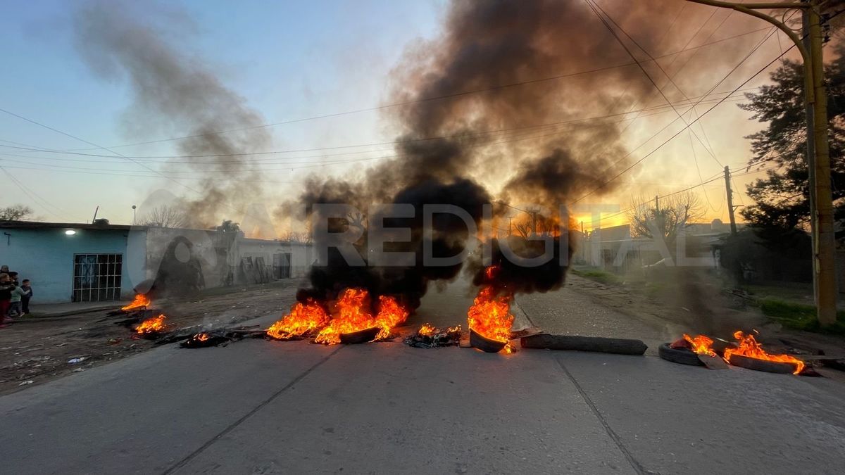Los manifestantes destacaron que la energía eléctrica es de primera necesidad para muchos vecinos del barrio La Ranita. Los manifestantes destacaron que la energía eléctrica es de primera necesidad para muchos vecinos del barrio La Ranita. 