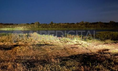 monte vera: un policia rescato a una pareja cuya camioneta cayo al agua monte vera: un policia rescato a una pareja cuya camioneta cayo al agua