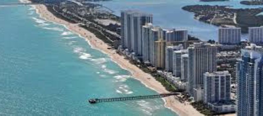 Arrestan a un hombre que se desnudó frente a 3 menores en una playa de Miami