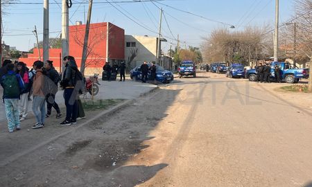 Padres de alumnos se concentraron este jueves por la mañana en la puerta de la escuela Zapata Gollán para denunciar los presuntos acosos de un docente de la institución. Padres de alumnos se concentraron este jueves por la mañana en la puerta de la escuela Zapata Gollán para denunciar los presuntos acosos de un docente de la institución.