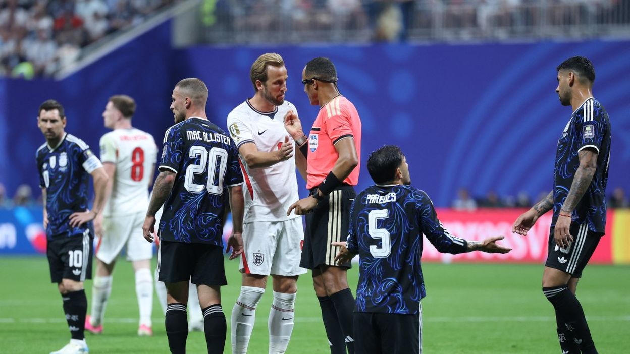 Argentina e Inglaterra igualan 0 a 0.