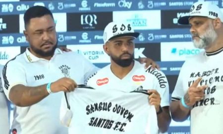Presentaron al refuerzo y la barra lo amenazó en plena conferencia: Estás en deuda Presentaron al refuerzo y la barra lo amenazó en plena conferencia: Estás en deuda
