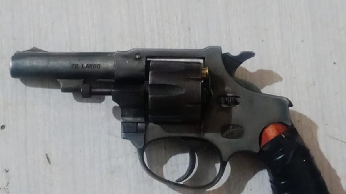 El revolver que secuestró la policía se encontraba con un cartucho en el tambor.&nbsp;