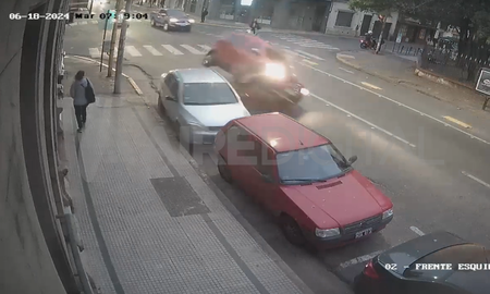 El video del fuerte choque protagonizado por una mujer en avenida Urquiza El video del fuerte choque protagonizado por una mujer en avenida Urquiza