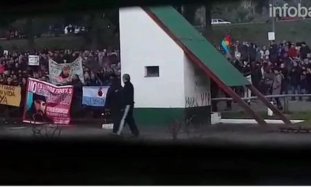 grupos pro mapuches quemaron una bandera argentina y pintaron las placas de soldados que cayeron en malvinas grupos pro mapuches quemaron una bandera argentina y pintaron las placas de soldados que cayeron en malvinas
