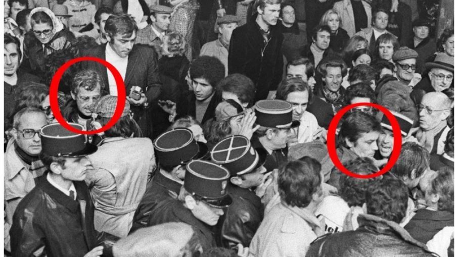 París, 1973. Jean Paul Belmondo (izq.) y Alan Delon (der.) ingresan a ver la pelea de Carlos Monzón en Roland Garros.