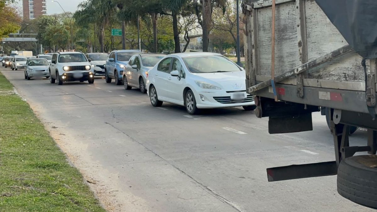 El tránsito está complicado en avenida 27 de Febrero de Santa Fe.