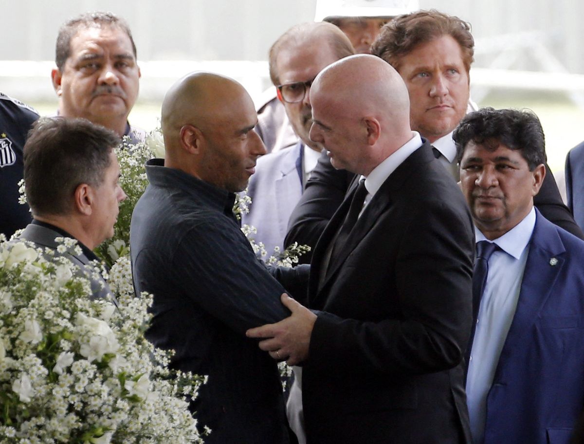 El presidente de la&nbsp;Fifa,&nbsp;Gianni Infantino, asisti&oacute; este lunes al funeral de&nbsp;Pel&eacute;.