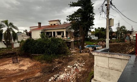 La obra del nuevo puente Santa Fe - Santo Tomé sigue a ritmo firme: limpiaron el terreno y avanzan con la demolición de la vivienda. La obra del nuevo puente Santa Fe - Santo Tomé sigue a ritmo firme: limpiaron el terreno y avanzan con la demolición de la vivienda.
