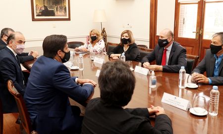 Se espera que Trotta, Perotti y Cantero brinden una conferencia de prensa luego de la jornada de trabajo. Se espera que Trotta, Perotti y Cantero brinden una conferencia de prensa luego de la jornada de trabajo.
