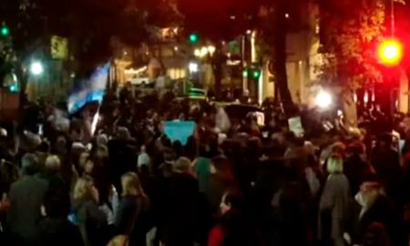Momentos de extrema tensión se vivieron frente al edificio donde reside Cristina Kirchner, en el barrio porteño de Recoleta. Momentos de extrema tensión se vivieron frente al edificio donde reside Cristina Kirchner, en el barrio porteño de Recoleta.