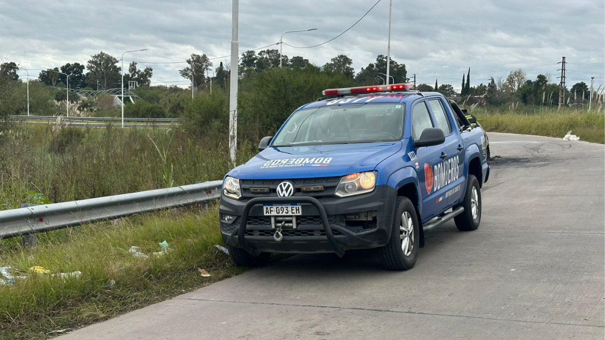 Auto incendiado en Circunvalación Oeste. Auto incendiado en Circunvalación Oeste.