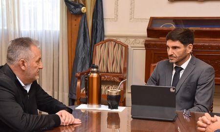 Maximiliano Pullaro se reunió en Rosario con Marcelo Lewandowski. Antes lo había hecho con Juan Monteverde. Maximiliano Pullaro se reunió en Rosario con Marcelo Lewandowski. Antes lo había hecho con Juan Monteverde.