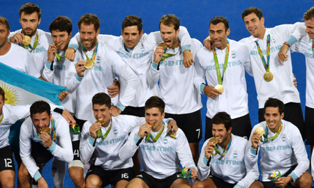 Los Leones celebran la histórica medalla de oro conquistada en Río 2016, tras vencer 4-2 a Bélgica y hacer historia en los Juegos Olímpicos.
