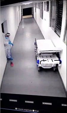 El muchacho que estaba limpiando quedó perplejo.