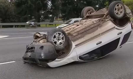 impactante choque en la general paz: un auto embistio a una camioneta y la dejo volcada impactante choque en la general paz: un auto embistio a una camioneta y la dejo volcada