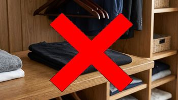 Remera negra en el placard.