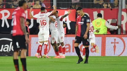 Unión ganó 1 a 0 en Rosario, quedó puntero de la zona B y hundió a Newell's