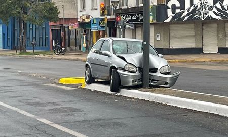 Una mujer que circulaba con sus dos hijos menores perdió el control de su auto e impactó contra un poste en el cantero central de avenida Facundo Zuviría. Una mujer que circulaba con sus dos hijos menores perdió el control de su auto e impactó contra un poste en el cantero central de avenida Facundo Zuviría.
