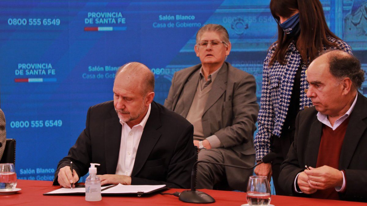 El gobernador de Santa Fe firma un convenio para asistir a las micro y pymes en este contexto de pandemia.