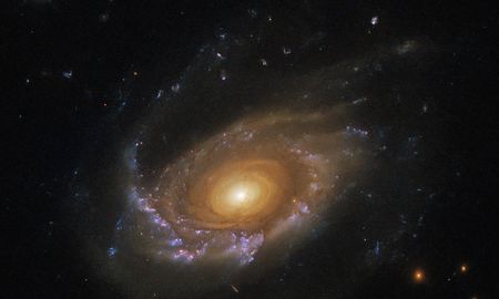 El Hubble capturó una galaxia a la deriva. El Hubble capturó una galaxia a la deriva.