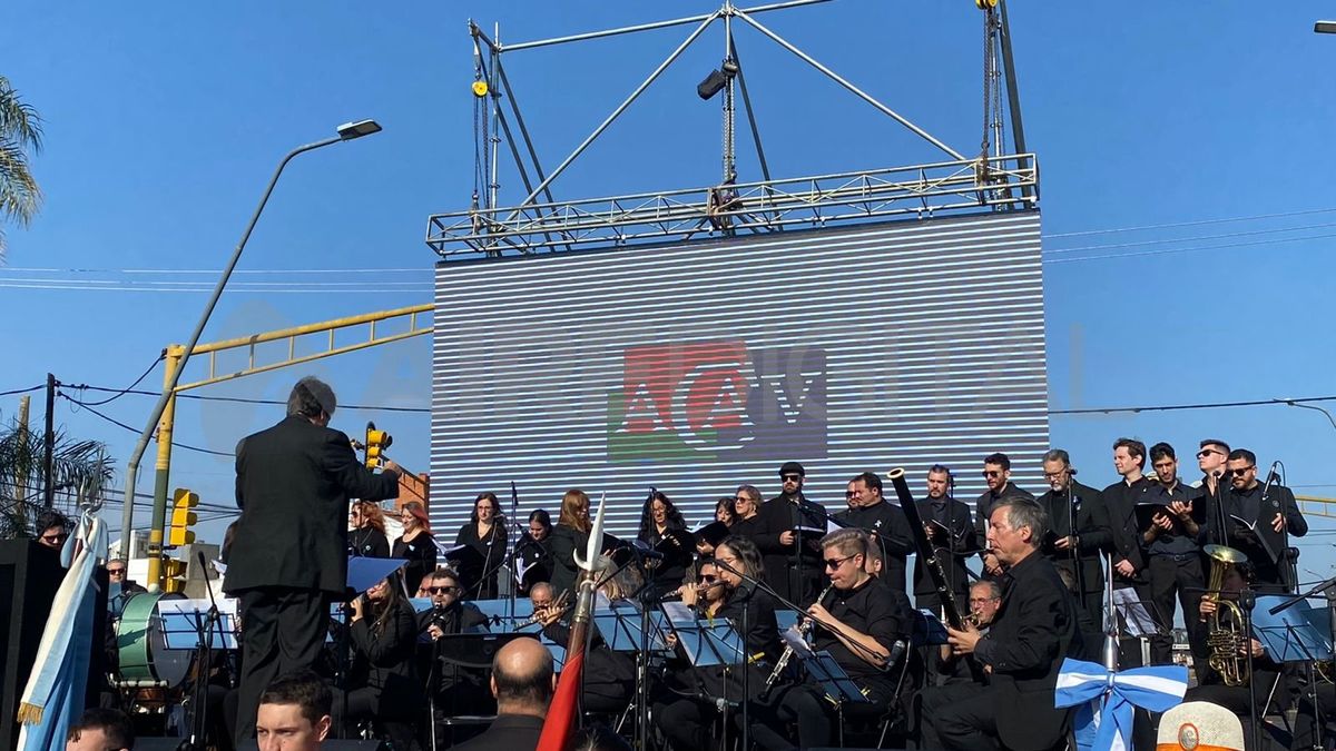 En la esquina de Llerena y Aristóbulo del Valle se ubicó el escenario en el que se concretará a las 11 el acto alusivo a la fecha patria, con un concierto de la Banda Sinfónica Municipal y el Coro Ciudad de Santa Fe.