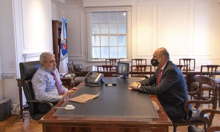 Este martes Omar Perotti se reunió Aníbal Fernández, en un encuentro fuera de agenda para atender la situación de seguridad que se vive en la provincia. Este martes Omar Perotti se reunió Aníbal Fernández, en un encuentro fuera de agenda para atender la situación de seguridad que se vive en la provincia.