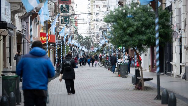 El viernes la actividad comercial en Santa Fe finalizará antes de lo habitual y la ciudad volverá a detenerse por unas horas para acompañar a la Selección. El viernes la actividad comercial en Santa Fe finalizará antes de lo habitual y la ciudad volverá a detenerse por unas horas para acompañar a la Selección.