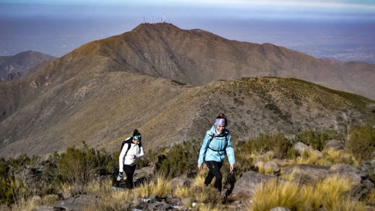 Las caminatas nocturnas bajo la luna llena brindan una experiencia única para los aventureros.