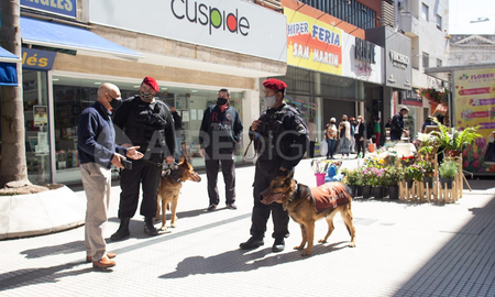 Policías de la Brigada canina, hablando con comerciantes de la zona Policías de la Brigada canina, hablando con comerciantes de la zona