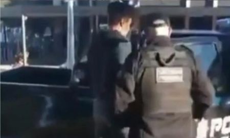 Lo detuvieron porque estaba tomando mate mientras caminaba por la plaza San Martín Lo detuvieron porque estaba tomando mate mientras caminaba por la plaza San Martín
