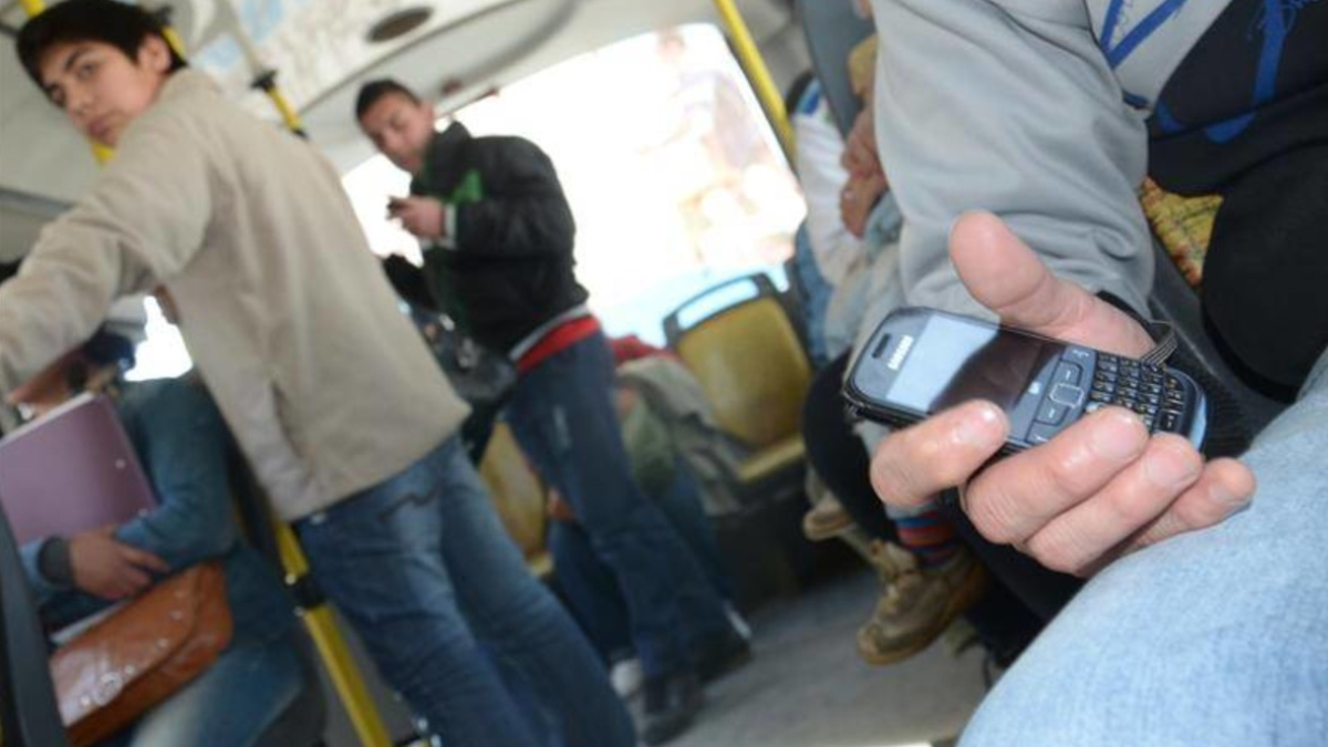 Qué significa que una persona escuche música con altavoz en el colectivo, según la psicología