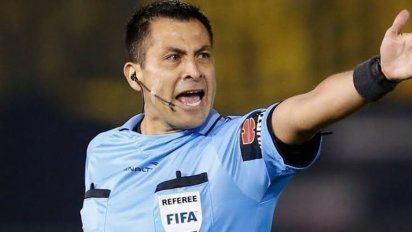 Escándalo: 250 mil hinchas firman petición para que retiren licencia a Bascuñán tras perjudicar a Perú