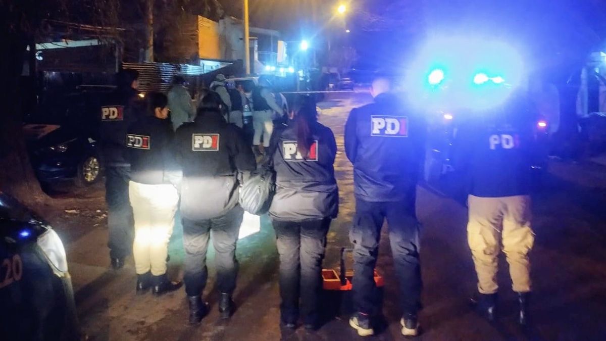 El hombre herido fue trasladado al HECA con una grave lesión en el cuello; la mujer también resultó herida.