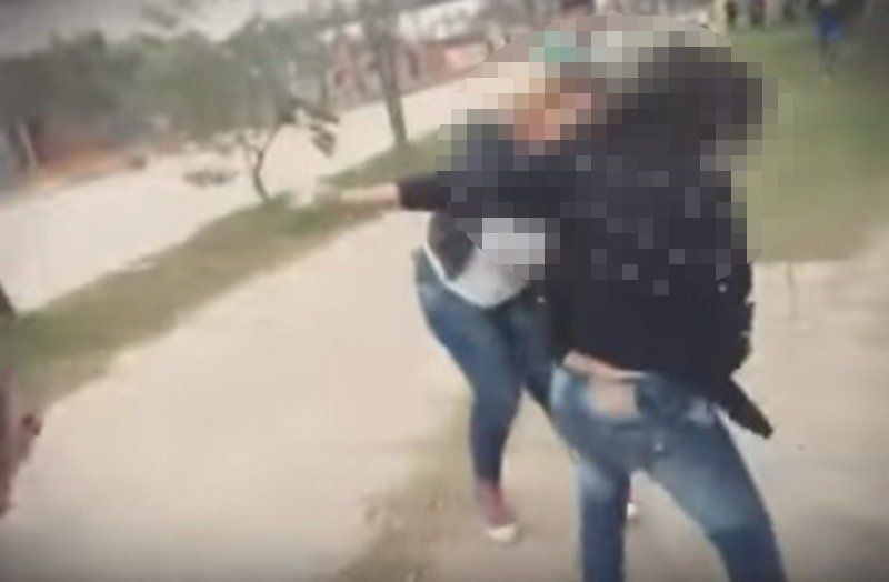 Una joven fue apuñalada por otra mientras esperaba el colectivo