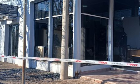 Así quedó la oficina de la EPE en San Jorge tras el ataque de furia del hombre que entró con un pico. Así quedó la oficina de la EPE en San Jorge tras el ataque de furia del hombre que entró con un pico.