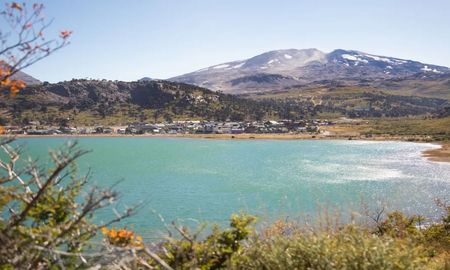 El volcán Copahue regala una caminata hasta su cráter con vistas panorámicas de la cordillera. El volcán Copahue regala una caminata hasta su cráter con vistas panorámicas de la cordillera.