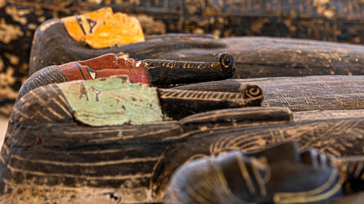Egipto informó hoy acerca del descubrimiento de 250 sarcófagos y 150 estatuas de bronce ubicadas en la necrópolis de Saqqara.