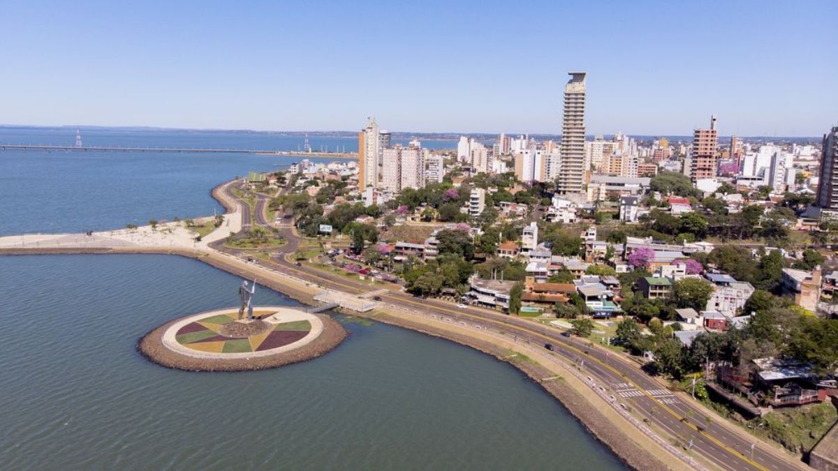 La Costanera de Posadas cuenta con un total de 8 kilómetros de largo y se encuentra a orillas del río Paraná. La Costanera de Posadas cuenta con un total de 8 kilómetros de largo y se encuentra a orillas del río Paraná.