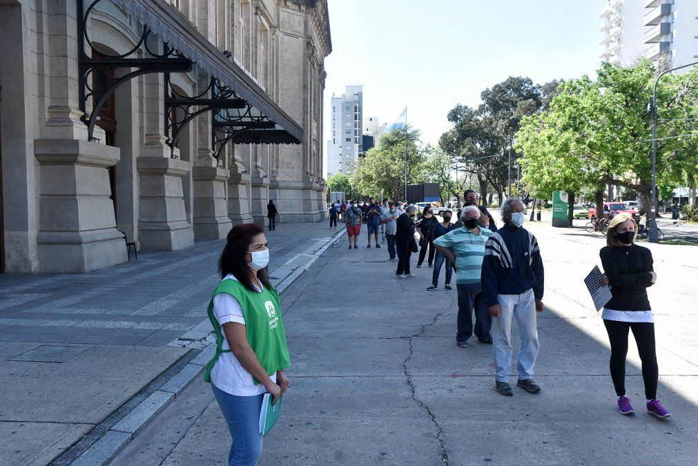 Es sumamente importante que durante el verano, cuando hay más exposición al sol, se tome el recaudo de usar protector solar, renovarlo cada dos horas y no exponerse desde las 10 de la mañana hasta las 16 horas. Porque se está viendo mucho cáncer de piel y en gente más joven.