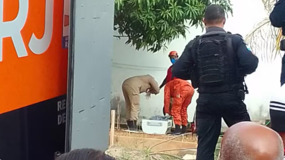 El joven de 14 años mató a sus padres y a su hermano con un arma. El joven de 14 años mató a sus padres y a su hermano con un arma.