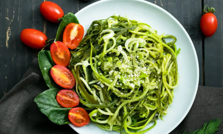 Receta de fideos de calabacín y crema de palta. Receta de fideos de calabacín y crema de palta.