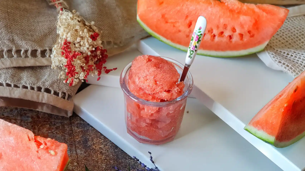 La granita de sandía es un postre fresco y delicioso, perfecto para disfrutar en estas vacaciones. La granita de sandía es un postre fresco y delicioso, perfecto para disfrutar en estas vacaciones.