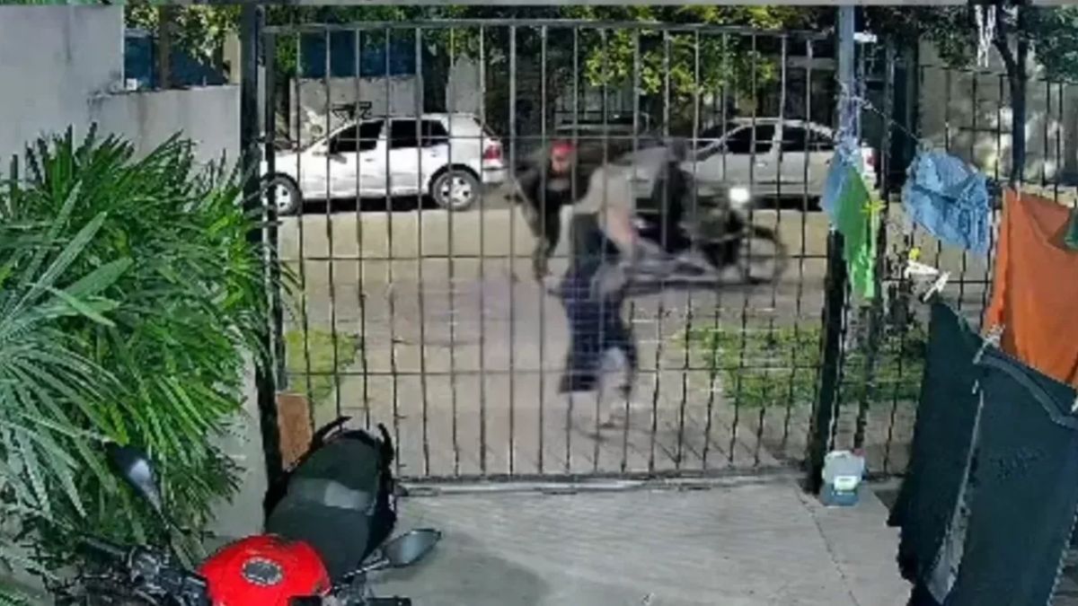 El robo quedó registrado en cámaras de seguridad.