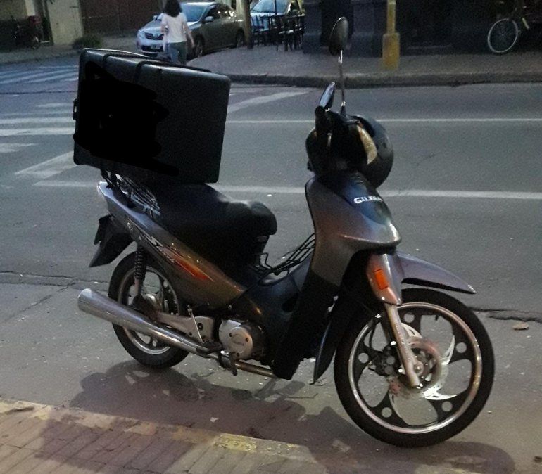 La moto que le robaron a la joven es una Gilera Smash patente 867 HTD