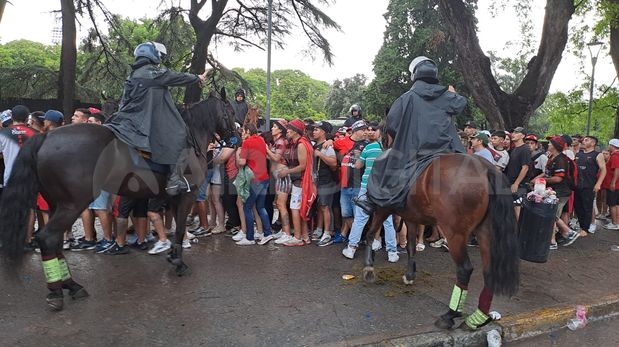 Disturbios y enfrentamientos entre hinchas de Colón y la policía tras el desempate ante Gimnasia